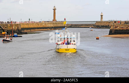 Boot auf dem Fluss Esk, Whitby Hafen verlassen. Stockfoto