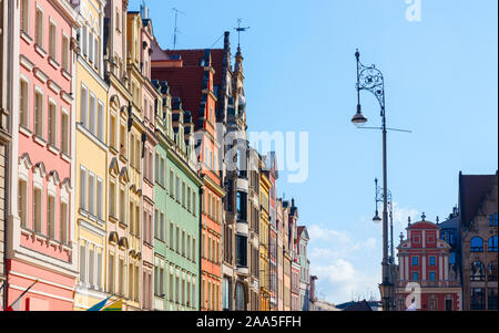 Bunte Fassaden der mittelalterlichen Breslau Marktplatz Häuser und Jugendstil straßenlaterne vor blauem Himmel. Wroclaw, Polen. Stockfoto