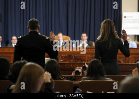 November 19, 2019, Washington, District of Columbia, USA: Jennifer Williams, ein Adjutant zum Vice President Mike Pence, und den Nationalen Sicherheitsrat aide Oberstleutnant Alexander Vindman, Links, sind vereidigt vor dem Geheimdienstausschusses auf dem Capitol Hill in Washington, Dienstag, 19.11.2019, während einer öffentlichen Anklage Anhörung von Bemühungen Präsident Donald Trump US-Beihilfen für die Ukraine, die den Untersuchungen seiner politischen Gegner zu binden, um zu bezeugen. . Credit: Jacquelyn Martin/Pool über CNP (Credit Bild: © JACQUELYN Martin/CNP über ZUMA Draht) Stockfoto