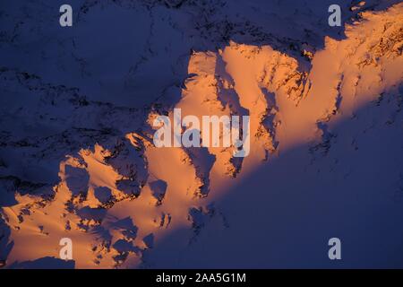 Luftaufnahme der Chugach Mountains bei Sonnenuntergang in Alaska. Suche gerade nach unten auf einem Bergrücken. Stockfoto