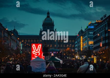 Prag, Tschechische Republik - 17. November 2018: Tausende Menschen feiern Freiheit marschieren für Demokratie, Samtene Revolution und Studenten Tag anniversa Stockfoto