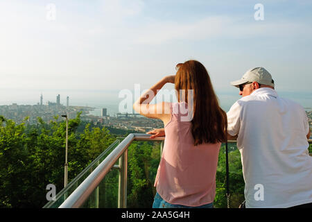 Ein junges Mädchen mit einem älteren Mann steht und bewundert das Panorama der Stadt. Touristen kamen zu der Aussichtsplattform und Blick auf die Stadt von oben. C Stockfoto