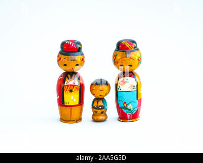 Familie Gruppe von lackierten Holz- japanischen Kokeshi dolls Stapeln Stockfoto