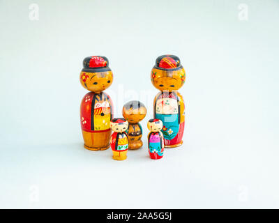 Familie Gruppe von lackierten Holz- japanischen Kokeshi dolls Stapeln Stockfoto