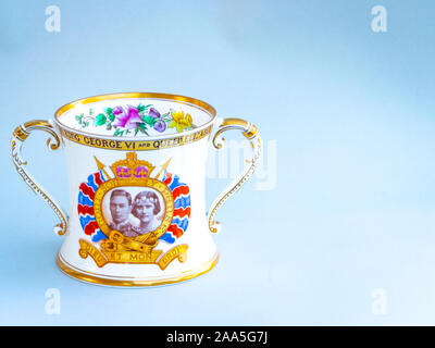1937 Königskrönung commemorative Keramiktasse mit König Georg VI. und Königin Elizabeth, und die Königliche Prinzessinnen Stockfoto