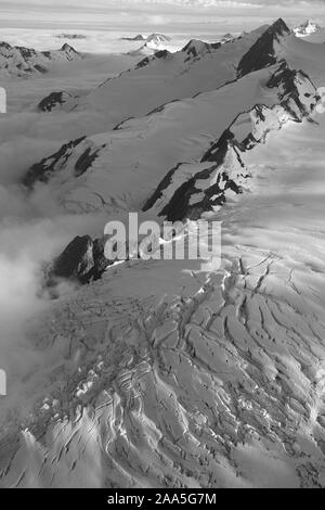 Schwarz und weiß Luftaufnahme eines Berges Seite und Gletscherspalte eingereicht glazialen Schneefeld in der Chugach Mountains, Alaska Stockfoto