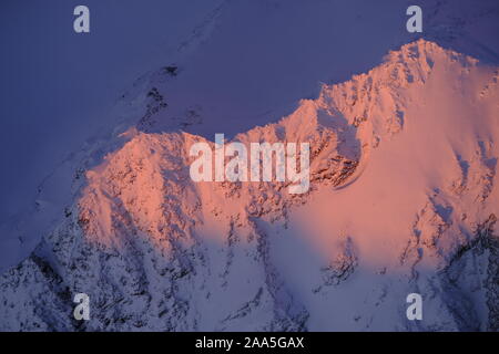 Sonnenuntergang Luftaufnahme der Chugach Berge im Winter, Alaska Stockfoto