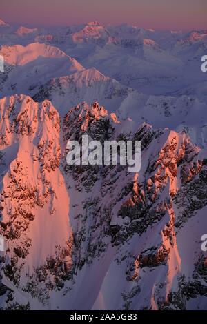 Sonnenuntergang Luftaufnahme der Chugach Berge im Winter, Alaska. Stockfoto