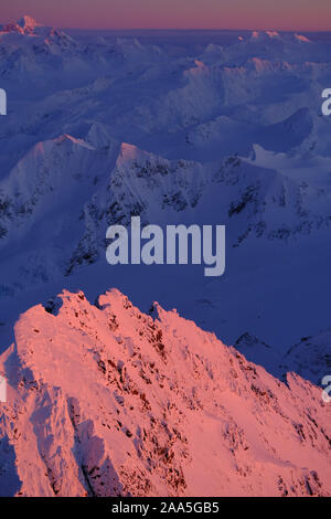 Sonnenuntergang Luftaufnahme der Chugach Berge im Winter, Alaska. Stockfoto