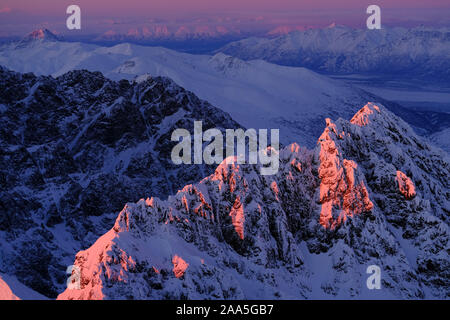 Sonnenuntergang Luftaufnahme der Chugach Berge im Winter, Alaska. Stockfoto