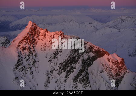 Sonnenuntergang Luftaufnahme der Chugach Berge im Winter, Alaska. Stockfoto