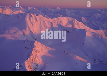 Sonnenuntergang Luftaufnahme der Chugach Mountains im Winter. Alaska Stockfoto