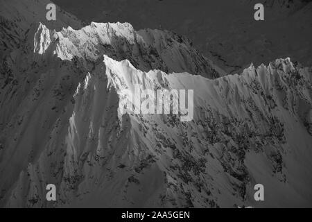 Schwarz und weiß Luftaufnahme der Tordrillo Mountains von Alaska, geschossen im Winter. Stockfoto