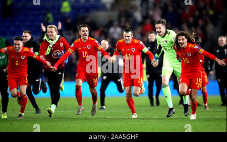 Wales' Harry Wilson (von links nach rechts), Aaron Ramsey, Gareth Bale, Wayne Hennessey und Ethan und qyalification Ampadu feiern Sieg nach dem Schlusspfiff während der UEFA EURO 2020 Qualifikationsspiel in Cardiff City Stadium. Stockfoto