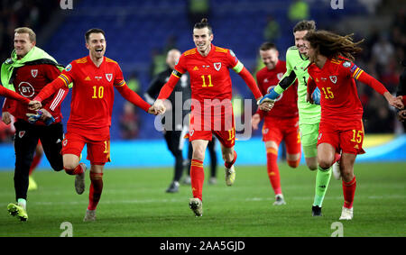 Wales' Aaron Ramsey (nach rechts) Gareth Bale, Wayne Hennessey und Ethan Ampadu (rechts) feiern Sieg und Qualifikation nach dem Schlusspfiff während der UEFA EURO 2020 Qualifikationsspiel in Cardiff City Stadion links. Stockfoto