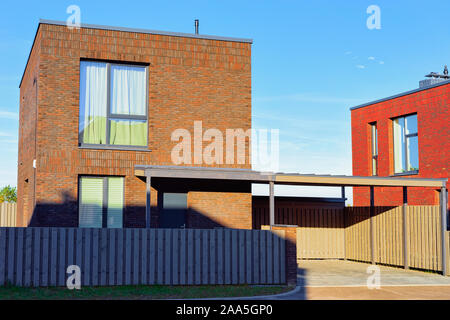 Apartment Stadthaus Wohnhaus Architektur mit Parkplatz Stockfoto