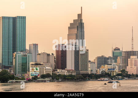 Ho Chi Minh City, Vietnam - 12. März 2019: Sonnenuntergang Himmel geschossen über Song Sai Gon Fluss und Teil der Promenade mit ihren hohen Gebäuden, Hotels, Restaurants Stockfoto