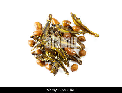 Tazukuri, kandierte Sardinen. Getrocknete Sardinen leicht mit Honig, geröstetem Sesam und Erdnüsse. Stockfoto