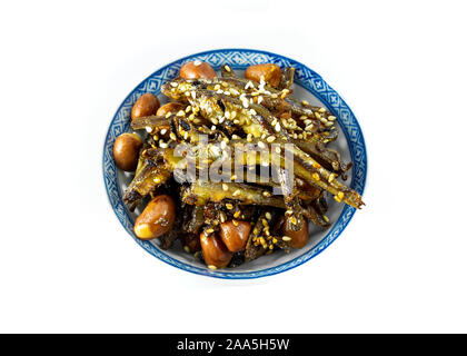 Tazukuri, kandierte Sardinen in der Schale. Getrocknete Sardinen leicht mit Honig, geröstetem Sesam und Erdnüsse. Stockfoto