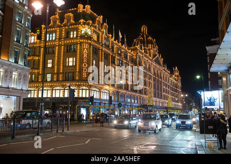 Das Kaufhaus Harrods in Knightsbridge, London beleuchtet Stockfoto