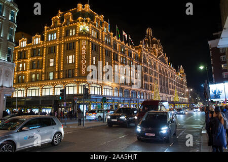 Das Kaufhaus Harrods in Knightsbridge, London beleuchtet Stockfoto