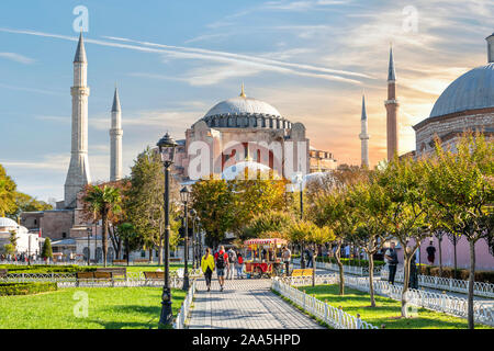 Ein paar Spaziergänge Vergangenheit eine gegrillte Maiskolben stand auf dem Weg zum Museum Hagia Sophia Moschee in Istanbul, Türkei. Stockfoto