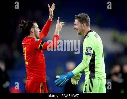 Wales" Gareth Bale (links) und Torwart Wayne Hennessey (rechts) feiern nach dem Schlusspfiff während der UEFA EURO 2020 Qualifikationsspiel in Cardiff City Stadium. Stockfoto