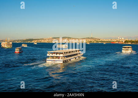 Istanbul, Türkei - 6. September 2019. Boote Fähre Pendler und Touristen über den Bosporus zwischen Eminönü und Uskudar Stockfoto