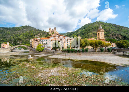 Blick über den Fluss Nevia des Heiligen Antonius Kirche, bogenförmige Brücke und die mittelalterliche Burg mit Blick auf das Ligurische Stadt Ruse, Italien, Stockfoto