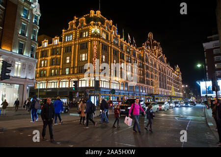 Das Kaufhaus Harrods in Knightsbridge, London beleuchtet Stockfoto