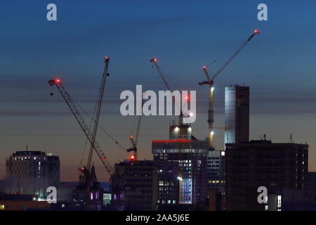 Turmkrane auf Leeds Skyline. Altus House Yorkshire höchste Gebäude, sobald abgeschlossen. Stockfoto