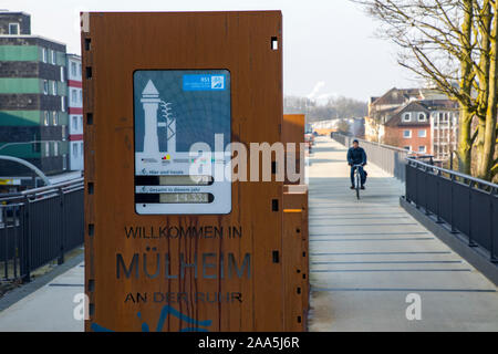 Zyklus express Weg 1, RS 1, in Mülheim an der Ruhr, auf einem Eisenbahnviadukt der ehemaligen Rheinischen Bahn, der Abschnitt zwischen der Mülheimer Hauptbahnhof und der Stockfoto