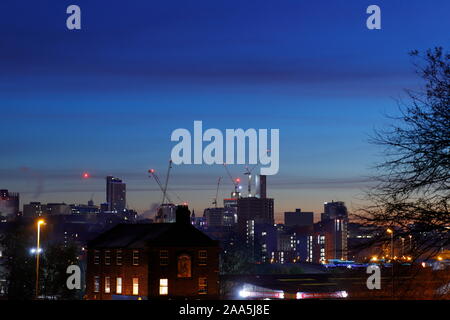 Turmkrane auf Leeds Skyline. Altus House Yorkshire höchste Gebäude, sobald abgeschlossen. Stockfoto