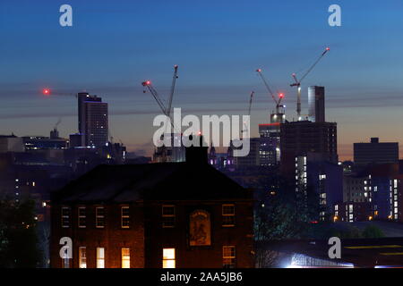 Turmkrane auf Leeds Skyline. Altus House Yorkshire höchste Gebäude, sobald abgeschlossen. Stockfoto