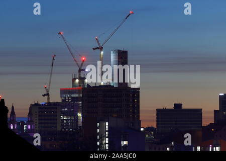 Turmkrane auf Leeds Skyline. Altus House Yorkshire höchste Gebäude, sobald abgeschlossen. Stockfoto