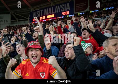 Cardiff, Wales, Großbritannien, 19. November 2019. Wales-Fans feiern zur vollen Zeit das UEFA Euro 2020 Qualifikationsspiel zwischen Wales und Ungarn im Cardiff City Stadium. Kredit: Mark Hawkins/Alamy Live Nachrichten Stockfoto