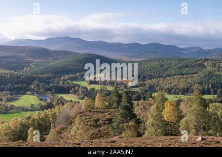 Ein Blick auf die Royal Deeside in Richtung Lochnagar im Herbst mit Prinz Albert von Cairn sichtbar auf dem Hügel in der Mitte Stockfoto