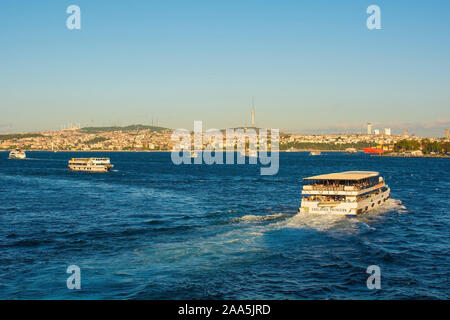 Istanbul, Türkei - 6. September 2019. Boote Fähre Pendler und Touristen über den Bosporus zwischen Eminönü und Uskudar. Camlica radio Tower werden kann Stockfoto