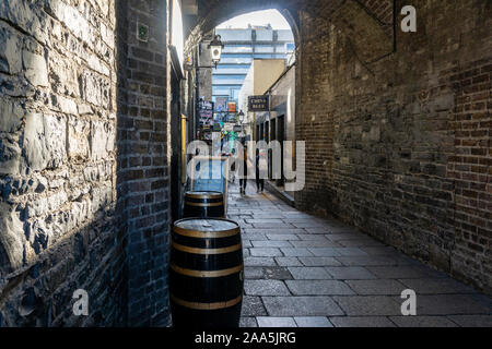 Händler Arch, eine kleine Passage Weg führt von der Kais des Flusses Liffey von Temple Bar in Dublin. Stockfoto