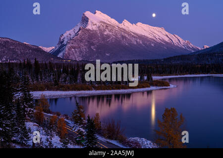 Moonlit Himmel Sonnenuntergang über Mount Rundle (2949 m) mit den Vermilion Lakes im Vordergrund in den Banff National Park, Alberta, Kanada Stockfoto