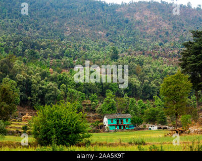 Grüne Kumaoni Haus in der Nähe vom Wald an Kala Agar Dorf, wo Jim Corbett nach dem Chowgarh fleischfressenden Tigerin, Uttarakhand, Indien Stockfoto