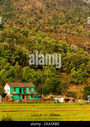 Grüne Kumaoni Haus in der Nähe vom Wald an Kala Agar Dorf, wo Jim Corbett nach dem Chowgarh fleischfressenden Tigerin, Uttarakhand, Indien Stockfoto