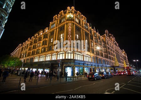 Das Kaufhaus Harrods in Knightsbridge, London beleuchtet Stockfoto