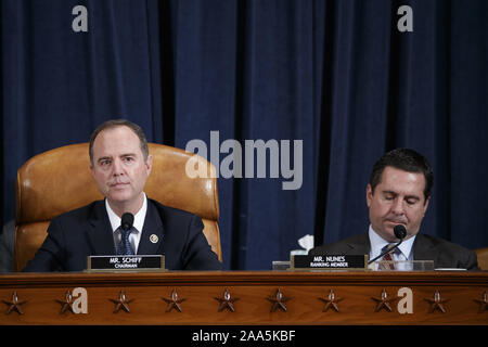 November 19, 2019, Washington, District of Columbia, USA: United States Vertreter Adam Schiff (Demokrat aus Kalifornien), Vorsitzender des US House Permanent Select Committee on Intelligence (L), mit den Vereinigten Staaten Vertreter Devin Nunes (Republikaner für Kalifornien), Ranking, uns House Permanent Select Committee on Intelligence (R), Fragen der ehemalige US-Sonderbeauftragten für die Ukraine Kurt Volker und ehemaliger Senior Director für Europa und Russland bei der Nationale Sicherheitsrat Tim Morrison während der House Permanent Select Committee on Intelligence öffentliche Anhörung über die Amtsenthebung inqui Stockfoto