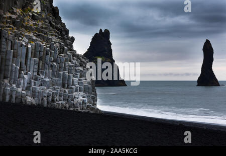 Berühmte Reynisdragar Felsformationen am schwarzen Strand Reynisfjara Küste des Atlantischen Ozean in der Nähe von Dorf Vik, südlichen, Island Stockfoto
