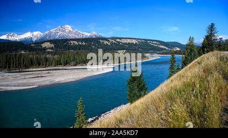 16:9-panoramaformat Foto der Landschaft des Athabasca River und Pyramid Mountain in den Jasper National Park, Alberta, Kanada Stockfoto