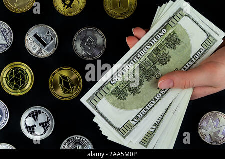 Exchange cryptocurrency für echtes Geld an der aktuellen Marktkurs Stockfoto