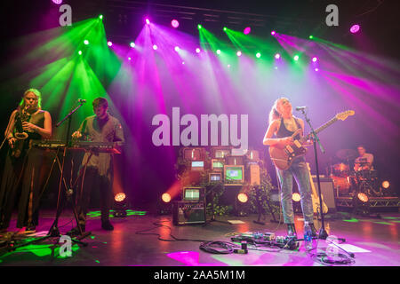 London, Großbritannien. Dienstag, 19 November, 2019. Nilufer Yanya auf der Bühne an der Shepherds Bush O2. Foto: Roger Garfield/Alamy leben Nachrichten Stockfoto