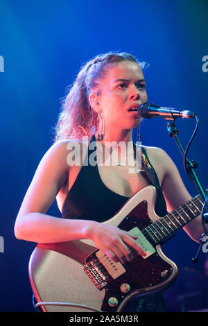 London, Großbritannien. Dienstag, 19 November, 2019. Nilufer Yanya auf der Bühne an der Shepherds Bush O2. Foto: Roger Garfield/Alamy leben Nachrichten Stockfoto