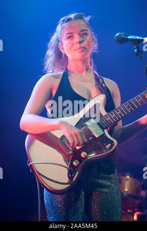 London, Großbritannien. Dienstag, 19 November, 2019. Nilufer Yanya auf der Bühne an der Shepherds Bush O2. Foto: Roger Garfield/Alamy leben Nachrichten Stockfoto